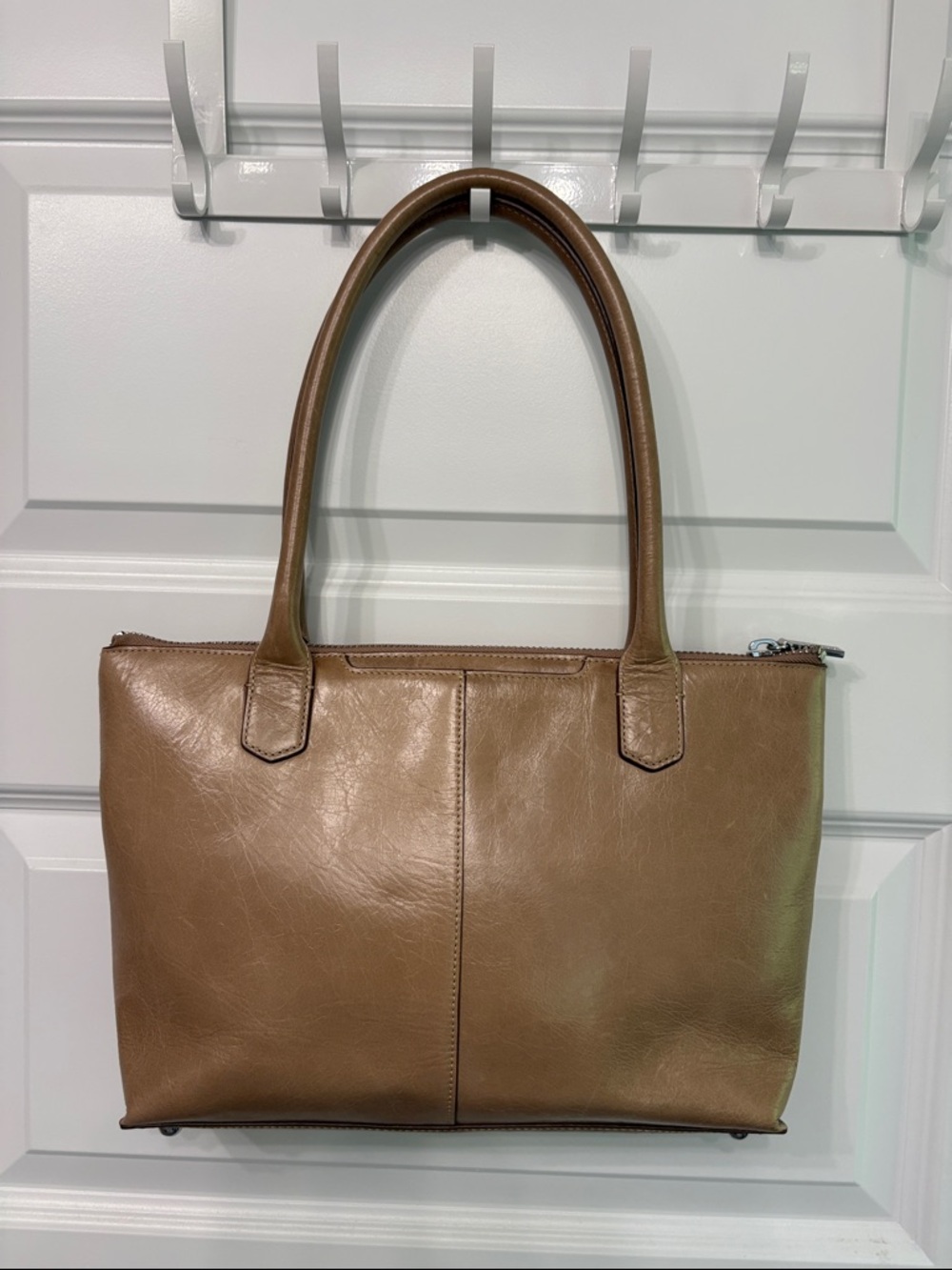Hobo Classic Leather Structured ShoulderBag in Tan